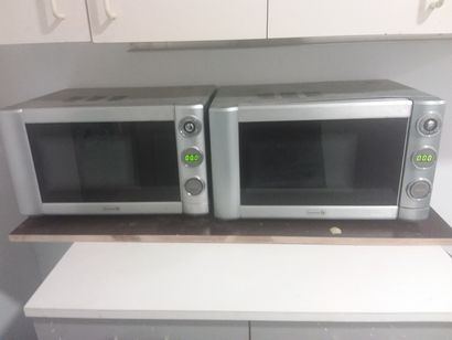 Deux fours micro-ondes de marque ESSENTIEL...