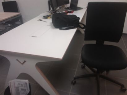 bureau plat en bois blanc 
chaise de bureau
armoire...