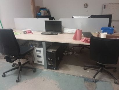 quatre bureaux plats, plateau en stratifié,...