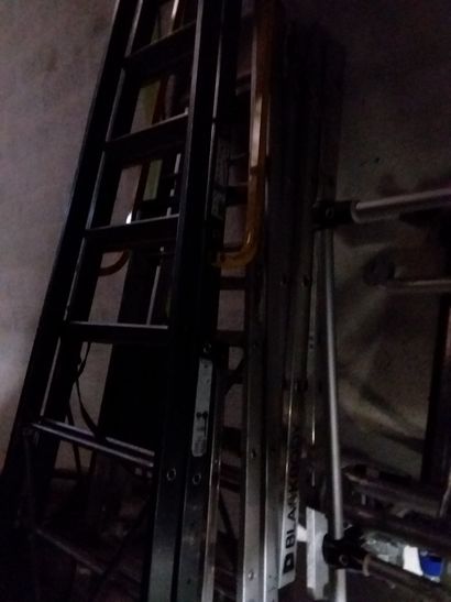 Trois escabeaux en aluminium