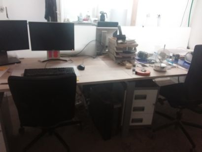 deux écrans DELL
clavier 
unité centrale...