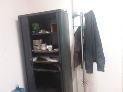 armoire à rideau métallique 
porte-manteau...
