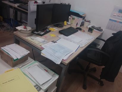 Bureau plat en stratifié, piètement métallique...