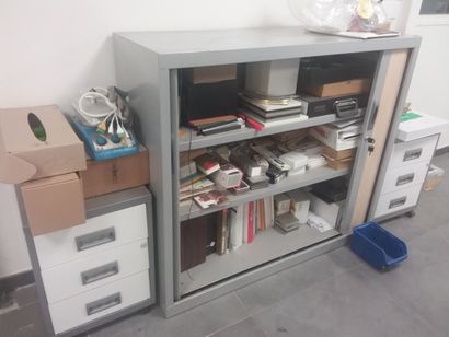 bureau plat en bois blanc 
chaise de bureau
armoire...