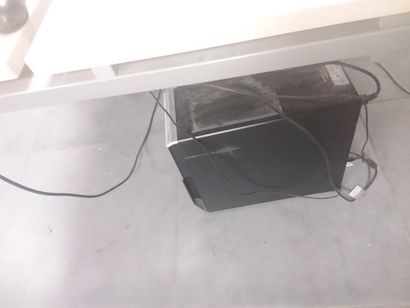 Deux écrans DELL
Trois claviers
unité centrale...