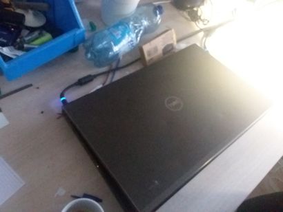 Trois ordinateurs portables DELL