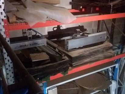 deux machines de gravure de métal ou détoureuse...