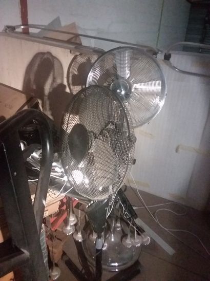 deux ventilateurs sur pied