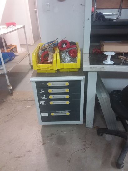 2 établis d'électricien complet avec des...