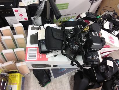 4 appareils photo 
(2 canon, 2 Nikon) 
et...