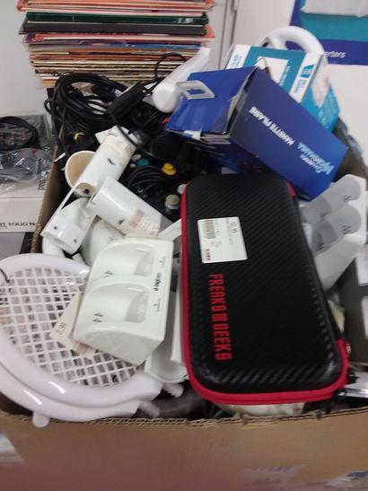 Carton contenant des accessoires pour jeux...