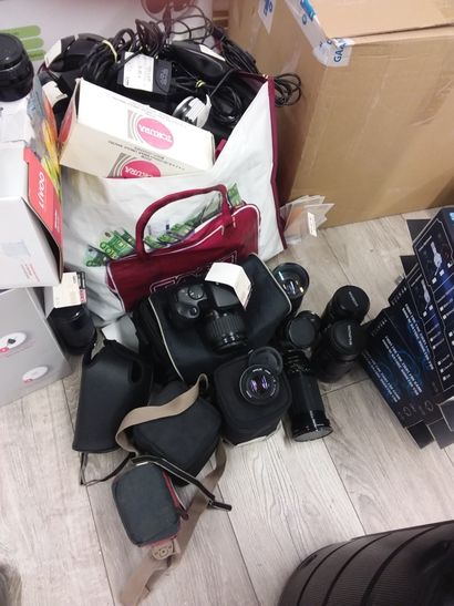 4 appareils photo 
(2 canon, 2 Nikon) 
et...