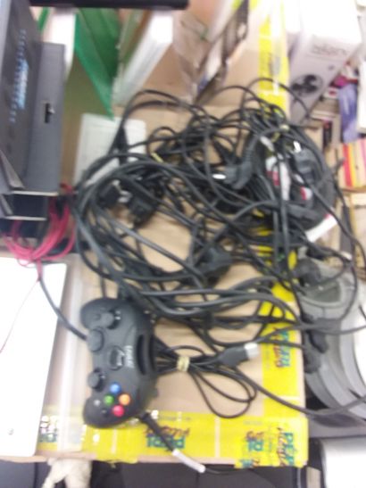 3 casques
3 Claviers
lot de câble
manette...