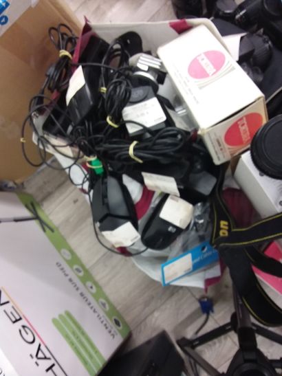 lot de souris et coque de téléphone