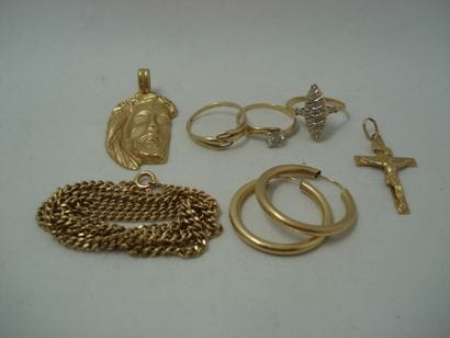 1 Chain Gold 18kt 14,76 g curb chain 1 Pendant...