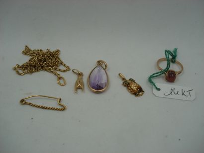 1 Ring 14kt gold and stone 1,93 g 3 Pendants...