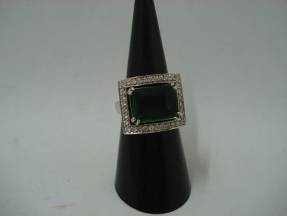 1 Bague Or gris 18kt et péridot de synthèse...