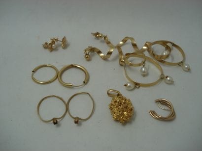 2 Bagues Or 18kt 1,33g et pierres détériorées...