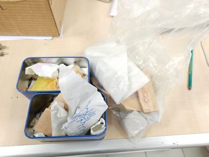 1 boîte en carton avec des monnaies francaises...