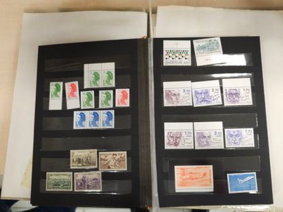 Deux albums Cérès noir et bordeau avec timbres...