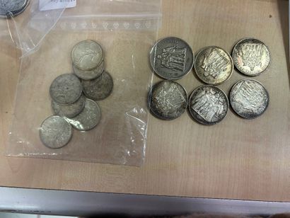 Lot de pièces en argent comprenant : 
- pièce...