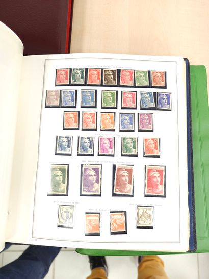 Deux albums Cérès noir et bordeau avec timbres...