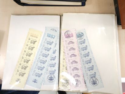 Deux albums Cérès noir et bordeau avec timbres...