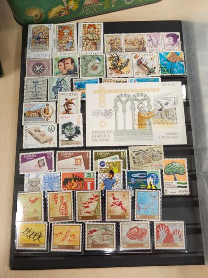 Quatre albums de timbres divers (neufs et...