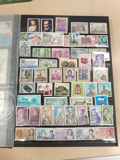 Quatre albums de timbres divers (neufs et...