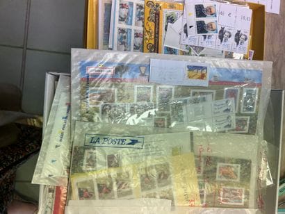 **DERNIERE MINUTE** 
Lot de timbres modernes...