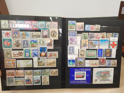Quatre albums de timbres divers (neufs et...