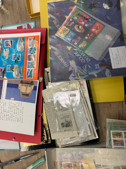 **DERNIERE MINUTE** 
Lot de timbres modernes...