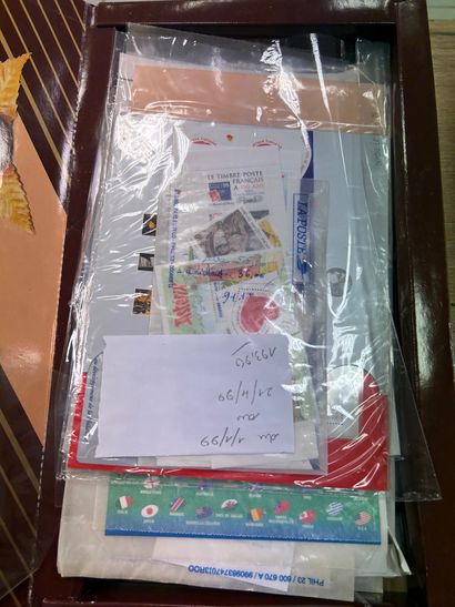 **DERNIERE MINUTE** 
Lot de timbres modernes...