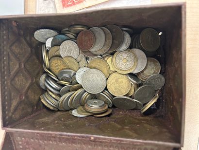 LOT DE BILLETS tous Etats principalement...