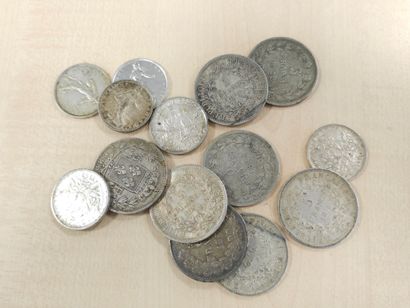 Lot de 14 pièces en argent comrpenant : 
...