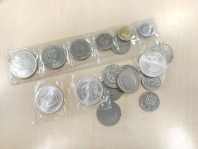 Lot de monnaies d'Espagne comprennant : 
-...