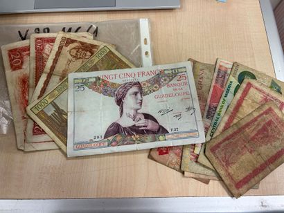 LOT DE BILLETS tous Etats principalement...