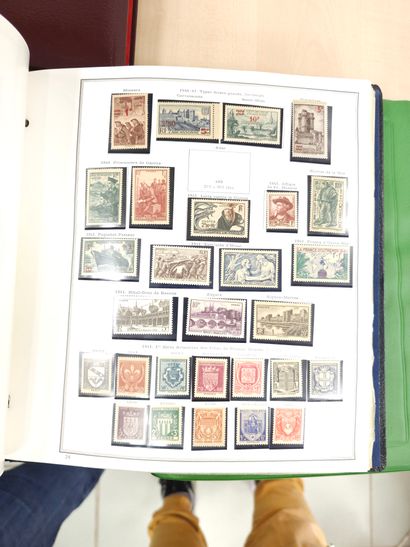 Deux albums Cérès noir et bordeau avec timbres...