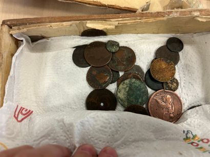 Boite de pièces de monnaies anciennes dont...