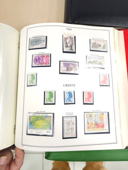 Deux albums Cérès noir et bordeau avec timbres...