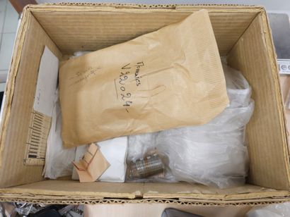 1 boîte en carton avec des monnaies francaises...