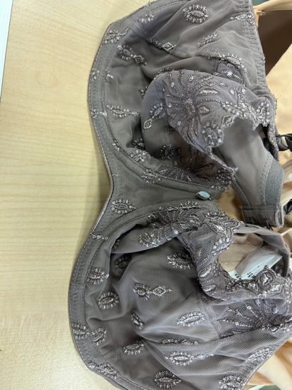 Lot de trois soutien-gorges Taille 90 E
Chantelle
Lise...