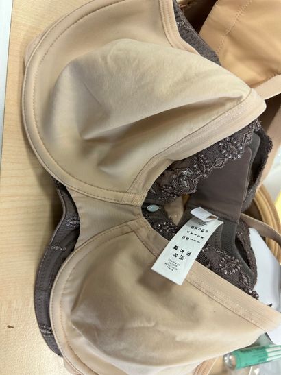 Lot de trois soutien-gorges Taille 90 E
Chantelle
Lise...