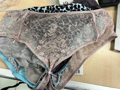 Lot de quatre culottes Taille 40
PRIMA DONNA
EMPREINTE
CHANTELLE
PRIMA...