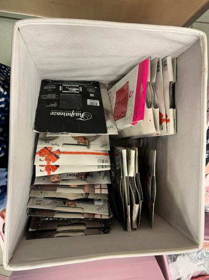 Lot comprenant 26 collants et bas de tailles...