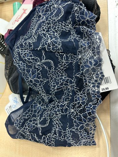 Lot de trois soutien-gorge Taille S
sans...