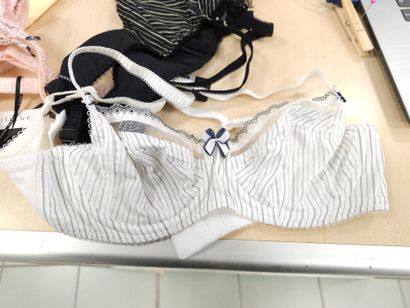 Lot de trois soutien-gorge taille 
80D
F...