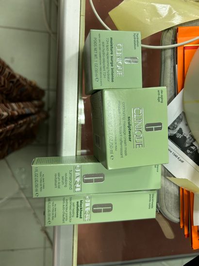 CLINIQUE
1) soin hydro-relipidant 72 H 30...