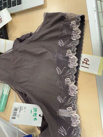 Lot de quatre culottes Taille 38
PRIMA DONNA
CHANTELLE
MARIE...
