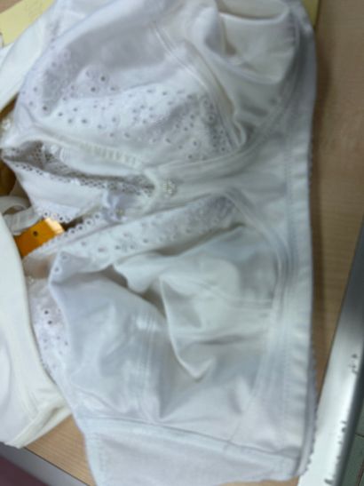 Lot de trois soutien gorges taille 85 E
...